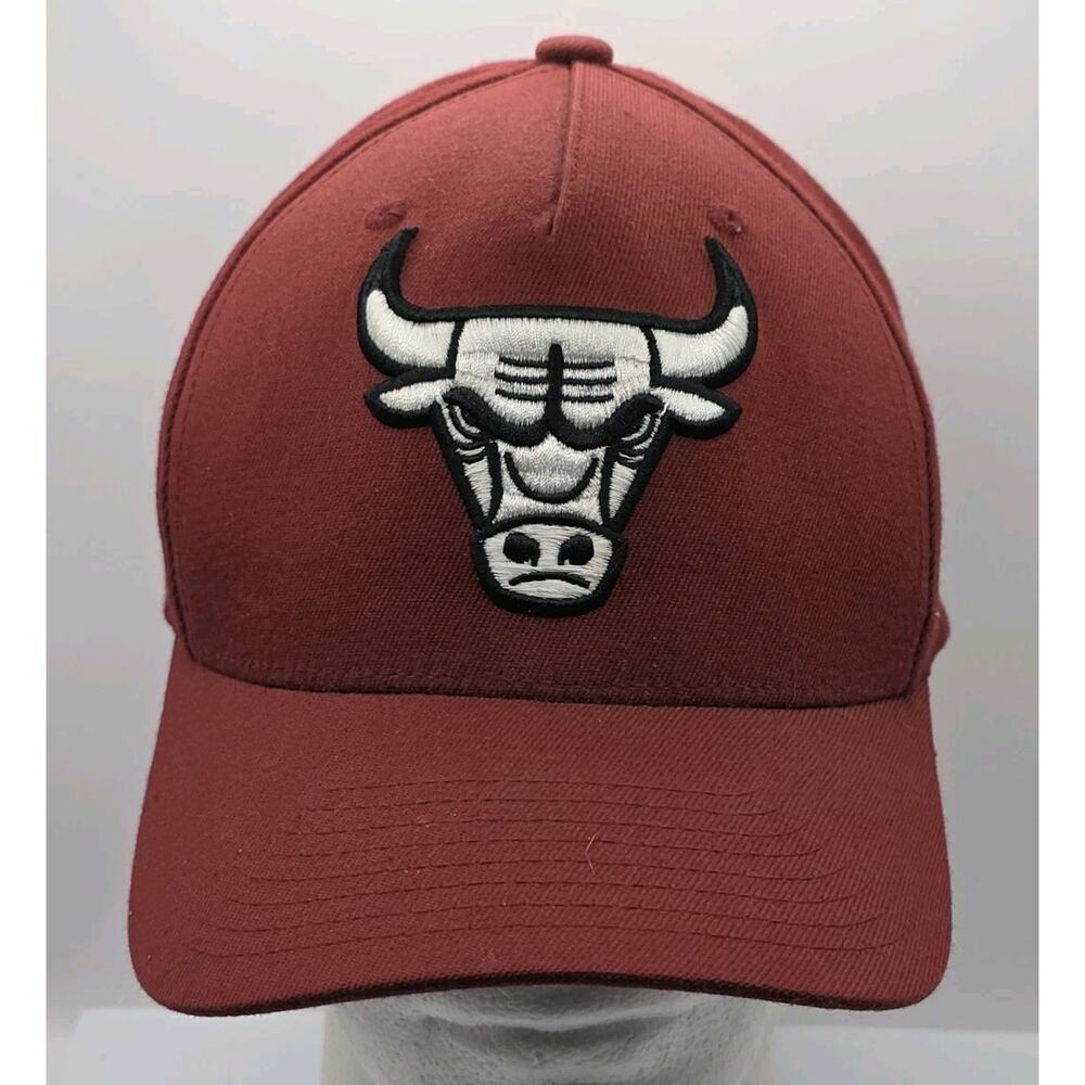 Mitchell & Ness Chicago Bulls Burgandy Cap Silver Logo Flexfit Snapback Hat